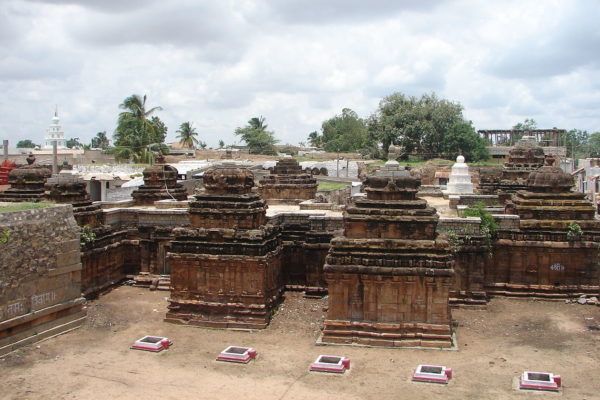 1280px-Kuknur_Navalinga_temples
